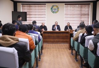 Yoshlar bilan ochiq muloqot o‘tkazib, ularning muammolarini tingladi 