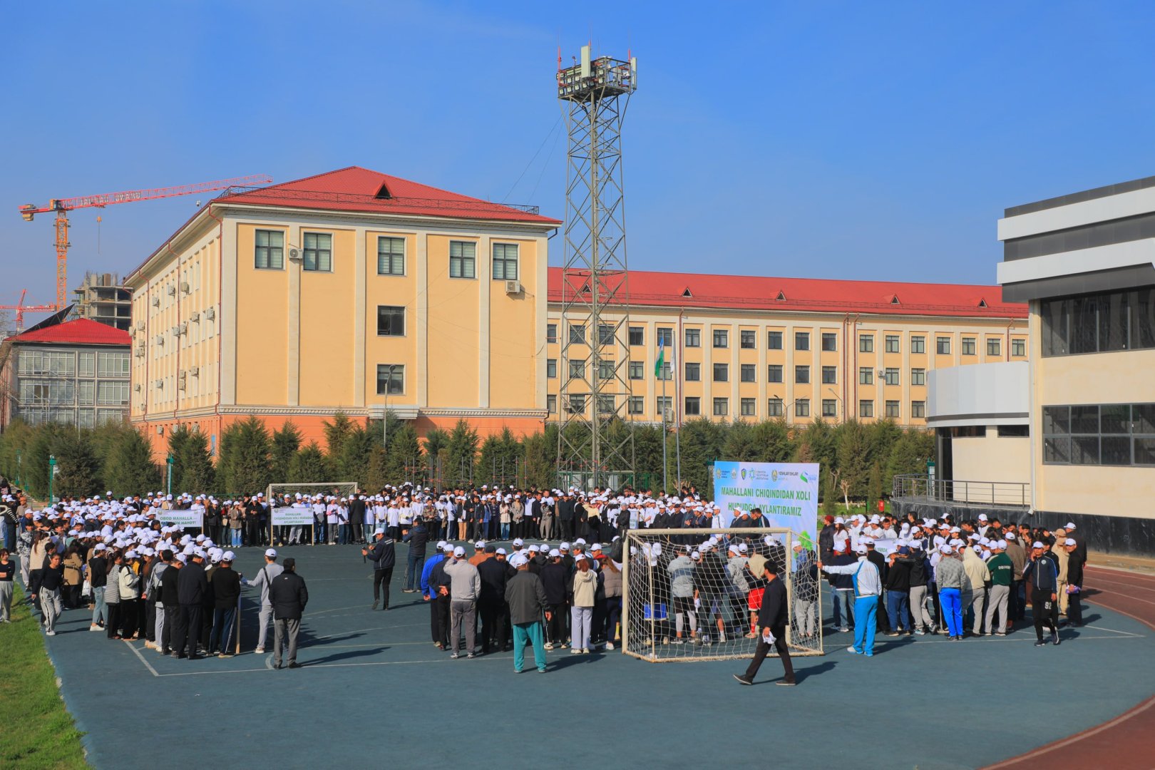 “Yurt obodligi – avvalo, mahalladan boshlanadi” shiori ostida o‘tkazilayotgan umumxalq xayriya hasharida 1500 nafarga yaqin talaba ishtirok etmoqda.