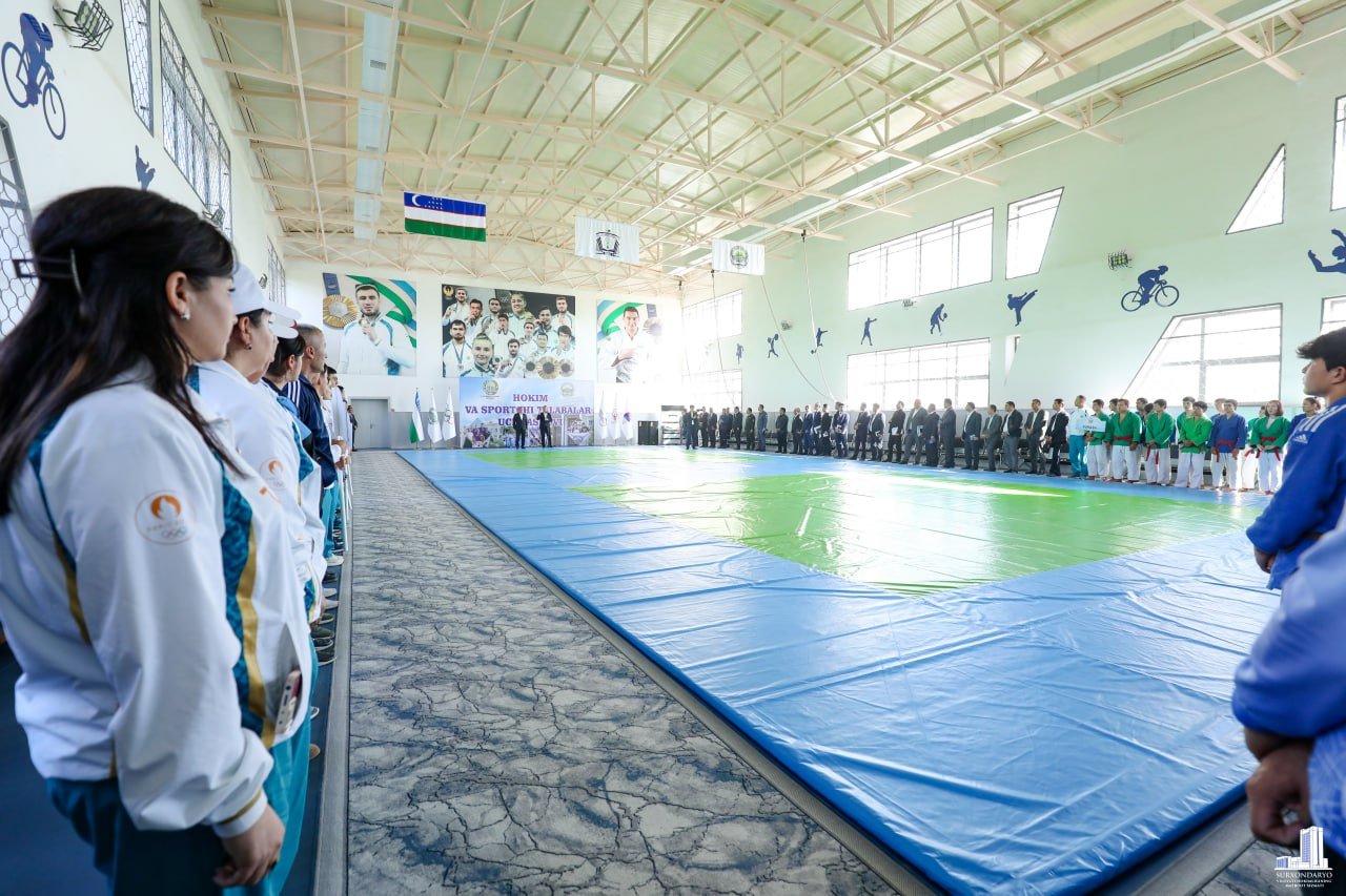 Viloyat hokimi sportchi yoshlar bilan uchrashuv o‘tkazdi va talabalar bilan tushlik qildi