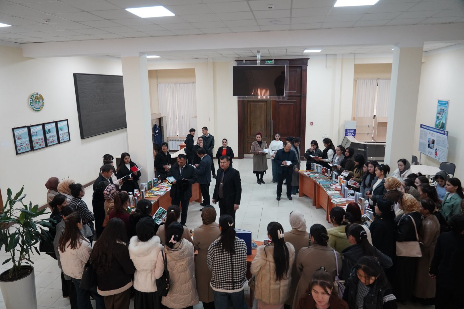 Termiz davlat universiteti Axborot-resurs markazida yangi kelgan badiiy adabiyotlar taqdimoti bo‘lib o‘tdi. 