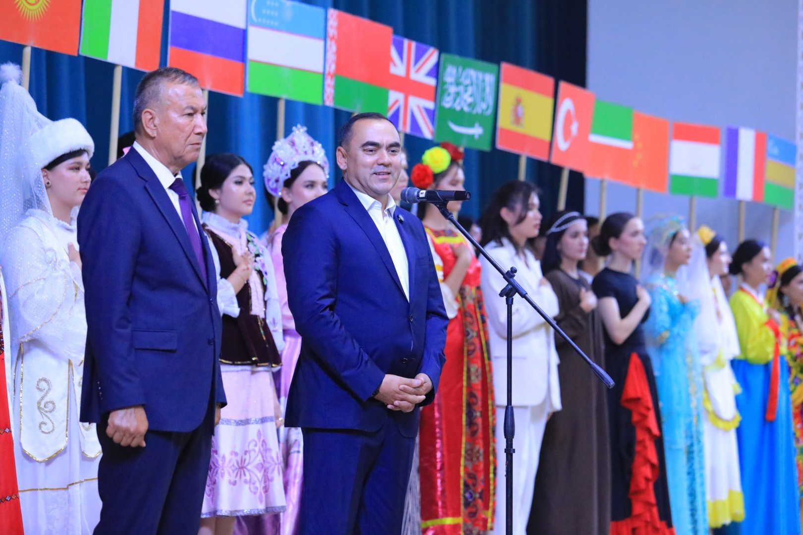 “OLAMNING JANNATI – O‘ZBEKISTONIM” shiori ostida o‘tkazilgan konsert dasturining yorqin lahzalaridan fotoreportaj.