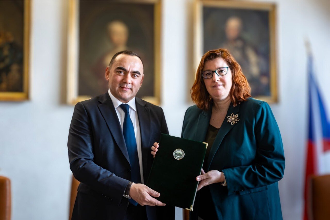 Termiz davlat universiteti (TerDU) delegatsiyasi Chexiyaning nufuzli Karlov universitetiga tashrifi 