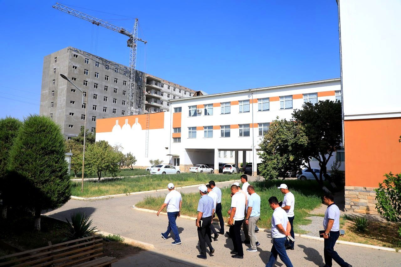 A. Toshqulov Termiz davlat universitetining "Saxovat" mahallasida joylashgan akademik litseyi va Tabiiy fanlar fakultetida yotoqxona qurilishi bilan tanishdi.